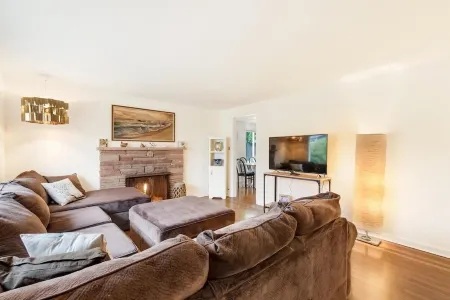 Ballard Birdhouse - 93 Walking Score/Garage/AC Отели рядом с достопримечательностью «Sakya Monastery of Tibetan Buddhism»