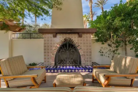 Premium View, Perfect Location -1BR Legacy Villas Отели рядом с достопримечательностью «Библиотека Ла Куинта»