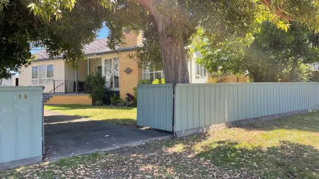 Well Equipped Family and Pet Friendly House 200m from the Beach with Real Fire