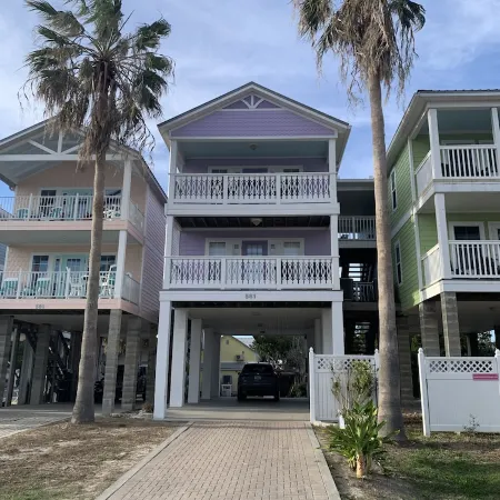 Island Oasis - NON SMOKING Top Floor Apartment located downtown with Gulf Views!