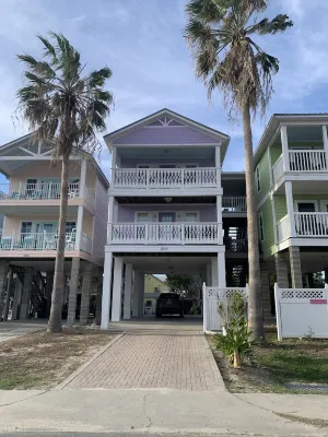Island Oasis - NON SMOKING Top Floor Apartment located downtown with Gulf Views! Hotels near Island Arts