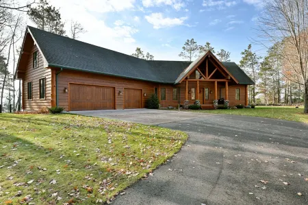 Custom-Bulit Log Cabin Family Friendly home on Round Lake, close to trails!