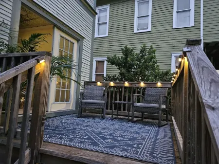 Sugar Magnolia House-Romantic Historic Home Отели в г. Дувал