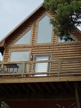 Treehouse/cabin with an amazing view of Mount Magazine