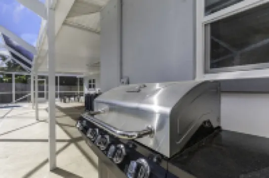 Spacious,Family Friendly 4Br Home, Enclosed Pool, Minutes 2 Beach!