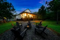 Family Cabin - Private Backyard Oasis - Hot Tub - Fire Pit - Playset- Air Hockey