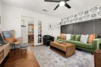 1950s Cottage-steps from Trendy Old Town Tomball dining, coffee, shops Hotels in Tomball