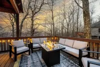 Modern Luxe Treetop Retreat-Hot Tub, Gas Fire Pit, Steps to Ski! Guest Favorite!
