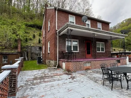 Spacious Home Ample Parking1/2 Mile from the Hatfield and McCoy Trails!