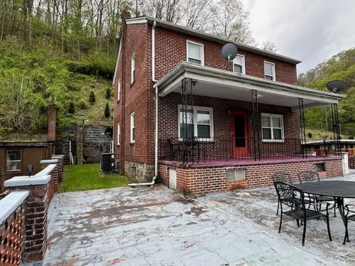Spacious Home Ample Parking1/2 Mile from the Hatfield and McCoy Trails!