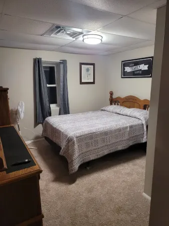 Large 2 Bedroom Condo on Wooded Lot, Pool and Hot Tub, Min to Pennstate