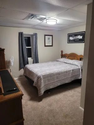 Large 2 Bedroom Condo on Wooded Lot, Pool and Hot Tub, Min to Pennstate Hotels in Zion