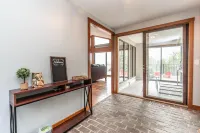 Beautifully Renovated Lodge with Lakeview