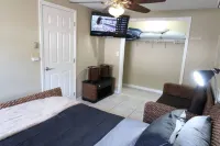 2 Separate Units! 200Ft From The Beach! 16 Guests! Hotels near Leanis
