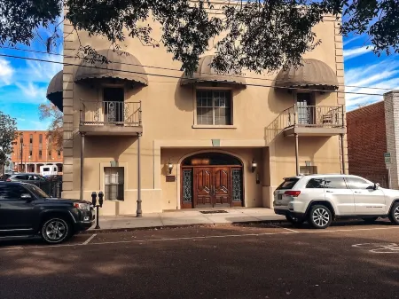 OXFORD PRIME LOCATION / ON THE SQUARE!! WALKING DISTANCE TO CAMPUS