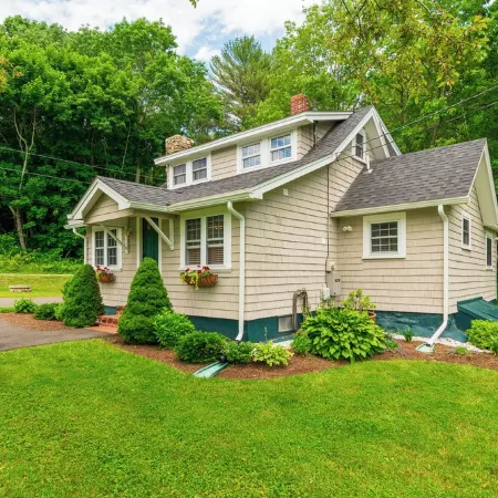 Cozy cottage -Close to Downtown Camden!