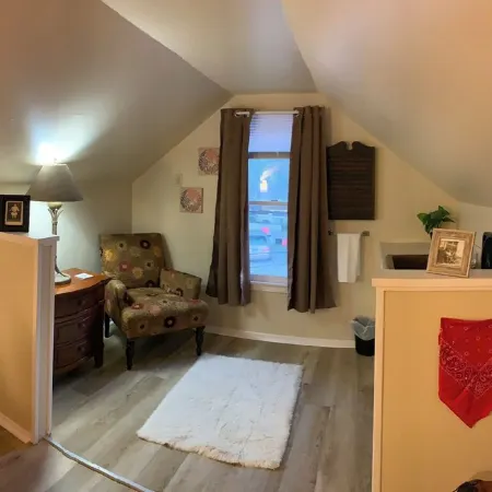 2-bedroom Carriage House in downtown Topeka - AC high speed Wi-Fi & parking