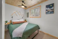 🔥hot tub, view, 🐕 friendly modern cabin