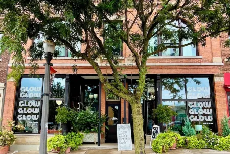 Skyline Loft & Balcony Отели рядом с достопримечательностью «Christ Temple Church of Lansing»