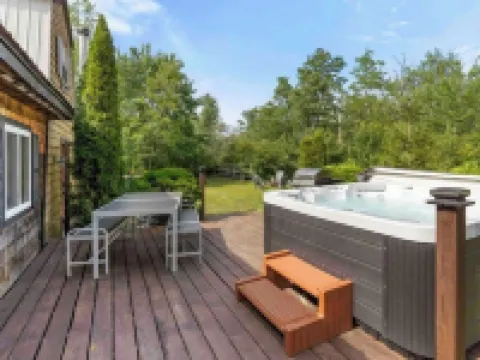 A-Frame Hot tub Retreat - Firepit, Grill, EV & Dog Friendly, Close to N. Conway. Hotels in Fryeburg