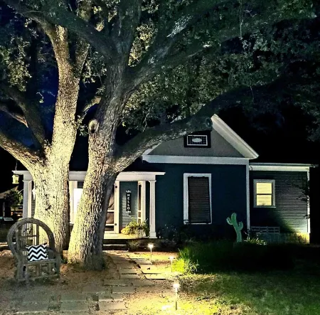 Remodeled Modern Farmhouse on acreage near ALL area attractions!!!