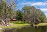Secluded Lake Front Lodge In Cosby - Your Ultimate Hideaway