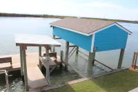 Fishing Cottage on Icw Facing Sargentbeach with Dock Night Fishing Lights 2Rooms