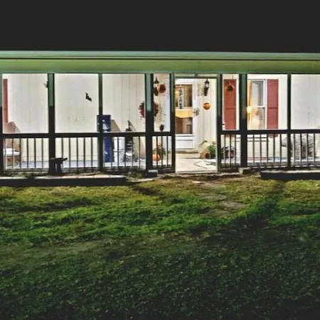 Pet friendly home, pond, paddle boat, fishing gear, hiking, wineries, game room
