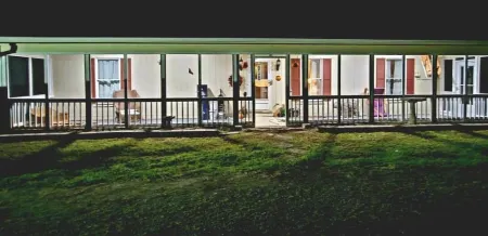 Pet friendly home, pond, paddle boat, fishing gear, hiking, wineries, game room