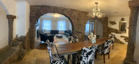 Park Place Row House Unit 3 Отели в г. Женева