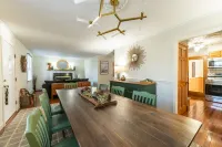 Glens Falls Boutique Stay, near skiing, Lake George, Saratoga, Pool!