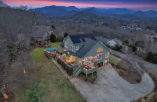 7br Asheville Mansion, Views, Pool, Full Spa, Hot Tub, Gameroom - close to DownT 酒店