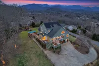 7br Asheville Mansion, Views, Pool, Full Spa, Hot Tub, Gameroom - close to DownT