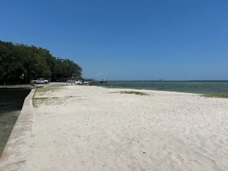 Remodeled House with New Pool!  Walk to Beach on the Bay! Minutes to Beaches! Отели в г. Лейк-Лорейн