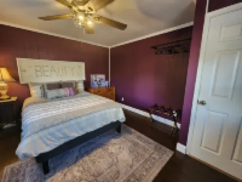 Cozy and Private Gem Cabin in the Smoky Mtns of NC, dog friendly,  great views! Hotels in Cowee