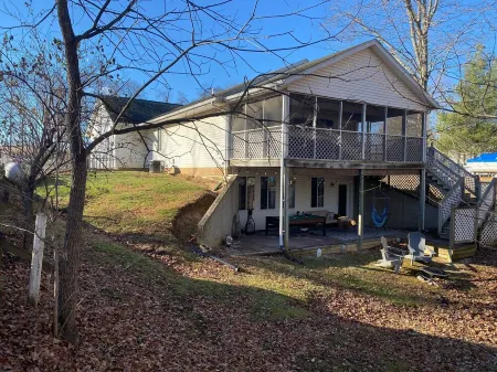 FAMILY FRIENDLY LAKE HOUSE WITH FABULOUS SCREENED PORCH