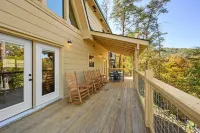 PRIVATE INDOOR POOL, HOT TUB, CLOSE TO PARKWAY/DOLLYWOOD, EASY ACCESS!
