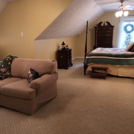 Cozy Country Home with 5 Bedrooms 4 Baths and Swimming Pool