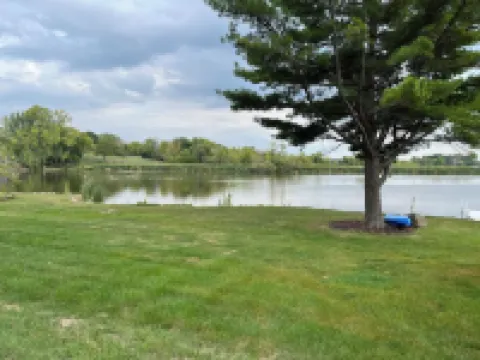Rock River Retreat Boathouse Bungalow...Relax, Refresh, and Enjoy this Zen Den Hotels in Dodge County