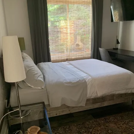 Clean Private Bedroom,Bathroom. Private entrance. Lovely Gated Neighborhood.