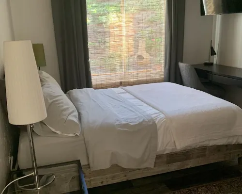 Clean Private Bedroom,Bathroom. Private entrance. Lovely Gated Neighborhood. Hoteles en Vista
