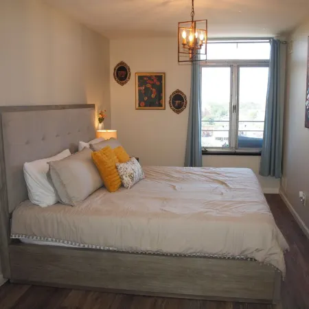 Newly Renovated Cozy Condo in Midtown Crossing