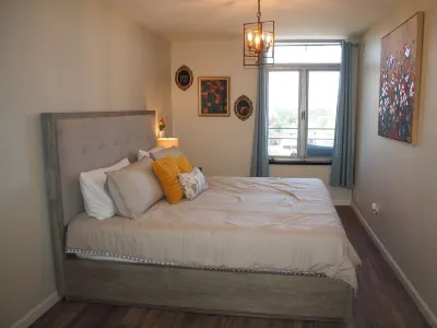 Newly Renovated Cozy Condo in Midtown Crossing Hôtels à : 
