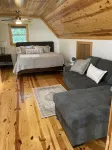 Newly furnished beautiful cabin with an access to Lake Hartwell