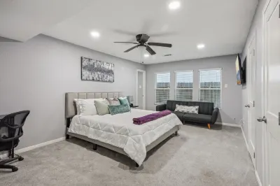 5BR w/ Gameroom & 1K WiFi - Med Ctr, Downtown, NRG - Sleeps 15 휴스턴 대학 주변 호텔