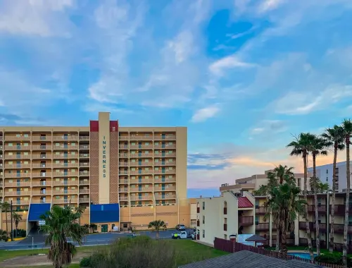 Winter Bliss by the Beach: Your Coastal Getaway 2BR 1.5B - 6 Guests
