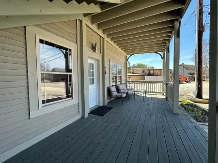 2br Modern Condo #8 Walk to Main St & Mirror Lake