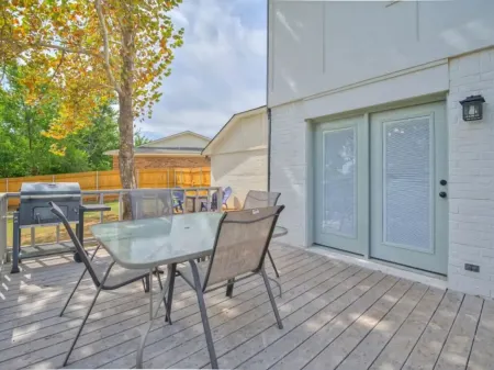 Charming 3-bedroom house in Shawnee with AC and WiFi Отели в г. Шони