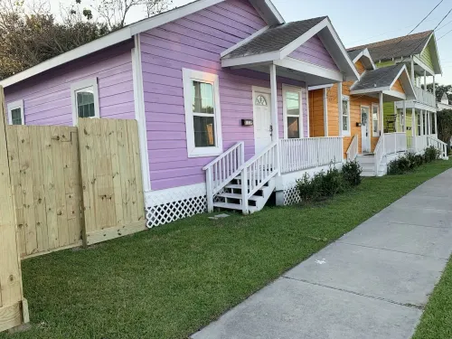 Cheerful & Bright 2 Bdrm Cottage- 4 Min. to Cruise Ports & Half Mile from Beach