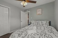 Spacious, Sunny and Clean Apartment 25 min from Downtown Chicago